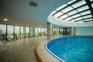 Bazén v ubytování Hotel Orbi City Apart Sea View nebo v jeho okolí