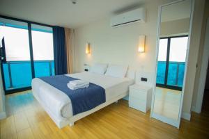 Postel nebo postele na pokoji v ubytování Hotel Orbi City Apart Sea View