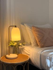 Katil atau katil-katil dalam bilik di Abode Mooloolaba, Backpackers & Motel rooms