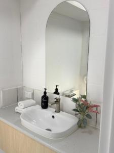 Bilik mandi di Abode Mooloolaba, Backpackers & Motel rooms