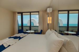 Postel nebo postele na pokoji v ubytování Hotel Orbi City Apart Sea View