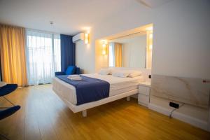 Postel nebo postele na pokoji v ubytování Hotel Orbi City Apart Sea View