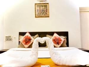 Voodi või voodid majutusasutuse Hotel Jasmine Paldi Ahmedabad toas