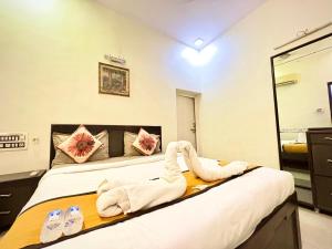 Voodi või voodid majutusasutuse Hotel Jasmine Paldi Ahmedabad toas
