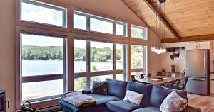 Imagen de la galería de Family-Friendly Lake Chalet, Spa, Canoes & Game Room Fun, en Labelle