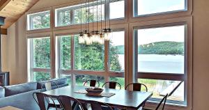 Imagen de la galería de Family-Friendly Lake Chalet, Spa, Canoes & Game Room Fun, en Labelle
