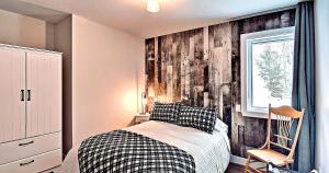 Imagen de la galería de Family-Friendly Lake Chalet, Spa, Canoes & Game Room Fun, en Labelle 34 fotos más