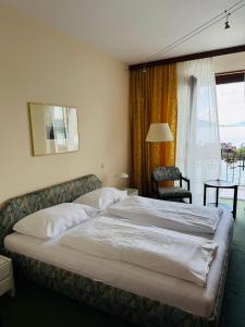 Postel nebo postele na pokoji v ubytování See-Hotel Post am Attersee