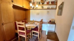 une petite salle à manger avec une table et des chaises dans l'établissement RENATE Haus KMB Seeappartement am Ossiacher See, Hallenbad, Skiarena Gerlitzen, à Bodensdorf