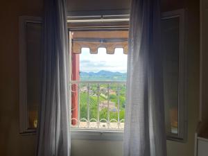 GranigoにあるW la stanzaの山の景色を望む窓
