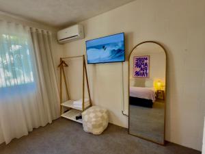 Televisyen dan/atau pusat hiburan di Abode Mooloolaba, Backpackers & Motel rooms
