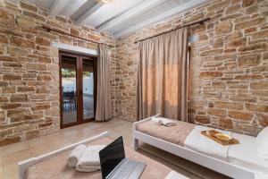 Ένα ή περισσότερα κρεβάτια σε δωμάτιο στο Villa Manios +35 φωτογραφίες
