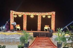um palco com luzes e pessoas em um palco em Samant Beach Resort em Malvan