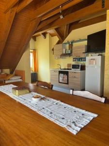 a room with a kitchen and a table with a table sidx sidx at Casa Brencio in Masera
