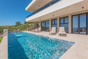 una casa con piscina accanto a una casa di Aliara Panorama a Vodice