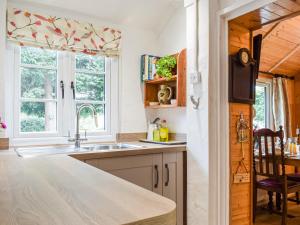 Kuchyň nebo kuchyňský kout v ubytování Woodcarver's Cottage + 16 fotografií