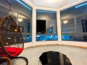a room with a hammock in a room with windows at Sài Gòn - Hà Tiên in Hà Tiên