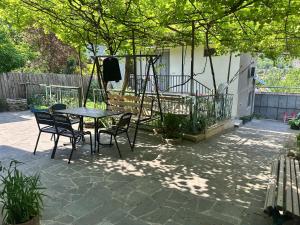Aed väljaspool majutusasutust zeiko s guesthouse