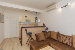 巴尔Apartment Ines的客厅里有一张沙发和两把椅子