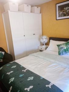 Comfy Private Room and Bathroom on the Top Floor of a Home Stay -10 mins walk to the center - Free Parking房間的床 +17 張相片