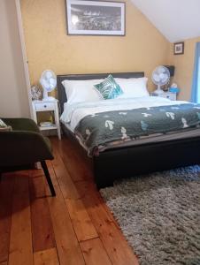 Postel nebo postele na pokoji v ubytování A Comfy Bedroom and Bathroom on own private top floor of a Home Stay 10 minutes Walk to the Ctr Free Parking