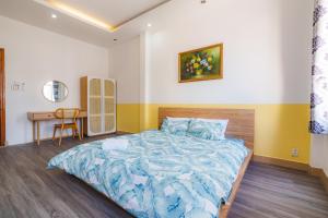 een slaapkamer met een groot bed en een bureau bij JapanRoom-1km 2 Bui Vien in Ho Chi Minh-stad