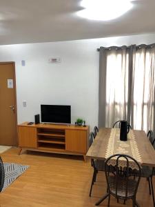 Μια τηλεόραση ή/και κέντρο ψυχαγωγίας στο Apto Novo Completo em Condominio com 2 Quartos, WiFi 650 mb