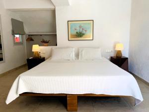 Golden Sun Hotel Patmos客房内的一张或多张床位