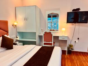 Postel nebo postele na pokoji v ubytování Hadimba Palace Inn # Mountain View #Premium Rooms # Parking # Guest Preferred