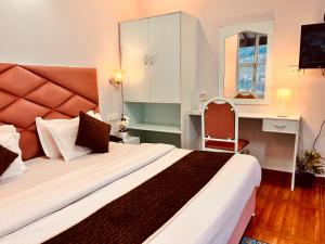 Postel nebo postele na pokoji v ubytování Hadimba Palace Inn # Mountain View #Premium Rooms # Parking # Guest Preferred