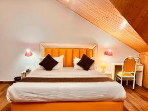 Postel nebo postele na pokoji v ubytování Hadimba Palace Inn # Mountain View #Premium Rooms # Parking # Guest Preferred
