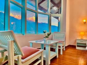 Posezení v ubytování Hadimba Palace Inn # Mountain View #Premium Rooms # Parking # Guest Preferred