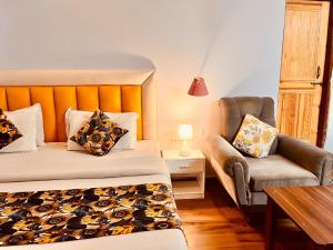 Postel nebo postele na pokoji v ubytování Hadimba Palace Inn # Mountain View #Premium Rooms # Parking # Guest Preferred