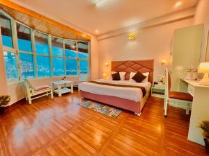 Postel nebo postele na pokoji v ubytování Hadimba Palace Inn # Mountain View #Premium Rooms # Parking # Guest Preferred