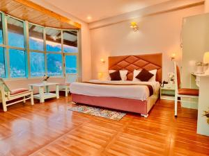 Postel nebo postele na pokoji v ubytování Hadimba Palace Inn # Mountain View #Premium Rooms # Parking # Guest Preferred