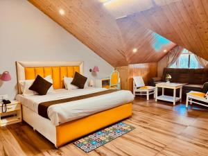 Postel nebo postele na pokoji v ubytování Hadimba Palace Inn # Mountain View #Premium Rooms # Parking # Guest Preferred