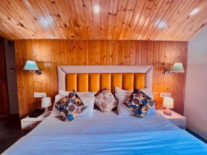 Postel nebo postele na pokoji v ubytování Hadimba Palace Inn # Mountain View #Premium Rooms # Parking # Guest Preferred