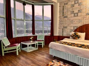 Postel nebo postele na pokoji v ubytování Hadimba Palace Inn # Mountain View #Premium Rooms # Parking # Guest Preferred