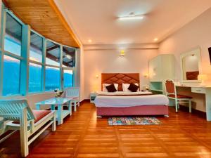 Postel nebo postele na pokoji v ubytování Hadimba Palace Inn # Mountain View #Premium Rooms # Parking # Guest Preferred