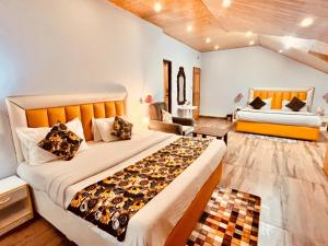 Postel nebo postele na pokoji v ubytování Hadimba Palace Inn # Mountain View #Premium Rooms # Parking # Guest Preferred