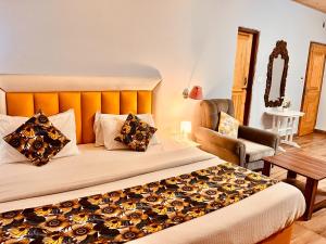 Postel nebo postele na pokoji v ubytování Hadimba Palace Inn # Mountain View #Premium Rooms # Parking # Guest Preferred
