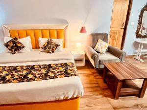 Postel nebo postele na pokoji v ubytování Hadimba Palace Inn # Mountain View #Premium Rooms # Parking # Guest Preferred