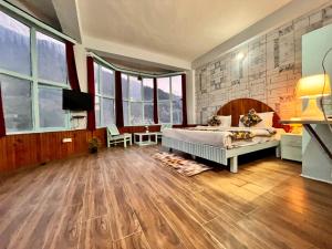 Postel nebo postele na pokoji v ubytování Hadimba Palace Inn # Mountain View #Premium Rooms # Parking # Guest Preferred