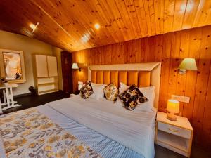 Postel nebo postele na pokoji v ubytování Hadimba Palace Inn # Mountain View #Premium Rooms # Parking # Guest Preferred