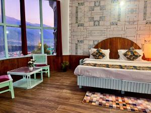 Postel nebo postele na pokoji v ubytování Hadimba Palace Inn # Mountain View #Premium Rooms # Parking # Guest Preferred