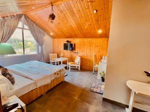 Postel nebo postele na pokoji v ubytování Hadimba Palace Inn # Mountain View #Premium Rooms # Parking # Guest Preferred