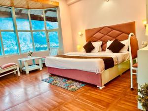 Postel nebo postele na pokoji v ubytování Hadimba Palace Inn # Mountain View #Premium Rooms # Parking # Guest Preferred