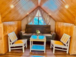 Posezení v ubytování Hadimba Palace Inn # Mountain View #Premium Rooms # Parking # Guest Preferred