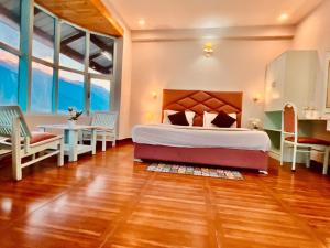 Postel nebo postele na pokoji v ubytování Hadimba Palace Inn # Mountain View #Premium Rooms # Parking # Guest Preferred