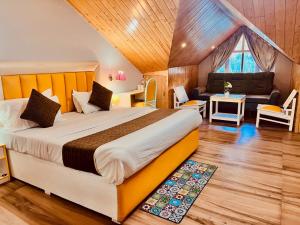 Postel nebo postele na pokoji v ubytování Hadimba Palace Inn # Mountain View #Premium Rooms # Parking # Guest Preferred